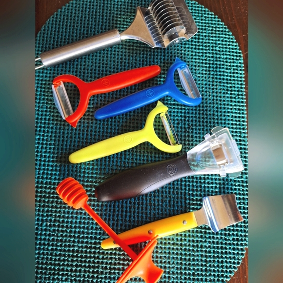 Kitchen Utensils. Four in second photo are Pampered Chef. - Picture 1 of 3